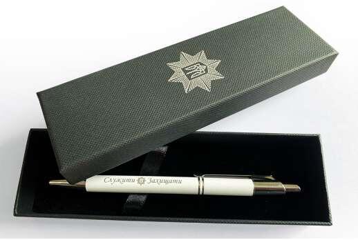 Case and pen with logo